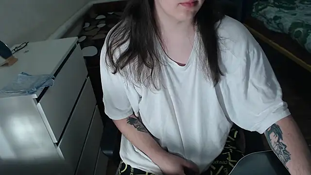 Snapshot of EvaMiron chatting on October 27, 2025, 1:28 am EvaMiron online show from October 27, 2025, 1:28 am