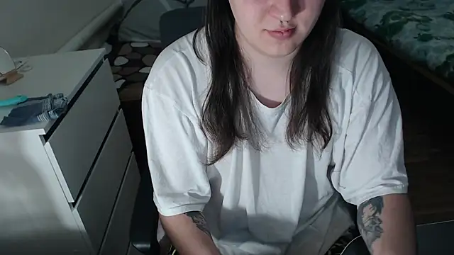 Snapshot of EvaMiron chatting on November 15, 2025, 8:29 am EvaMiron online show from November 15, 2025, 8:29 am