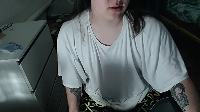 Snapshot of EvaMiron chatting on October 27, 2025, 2:51 pm EvaMiron online show from October 27, 2025, 2:51 pm