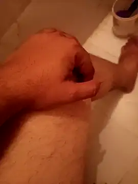 Snapshot of heartbroke13 chatting on February 19, 2025, 6:21 pm heartbroke13 online show from February 19, 2025, 6:21 pm