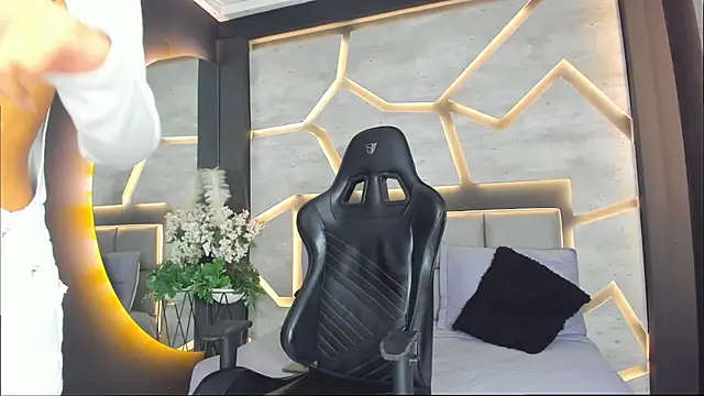 Snapshot of LiaWood_ chatting on March 11, 2025, 5:35 pm LiaWood online show from March 11, 2025, 5:35 pm