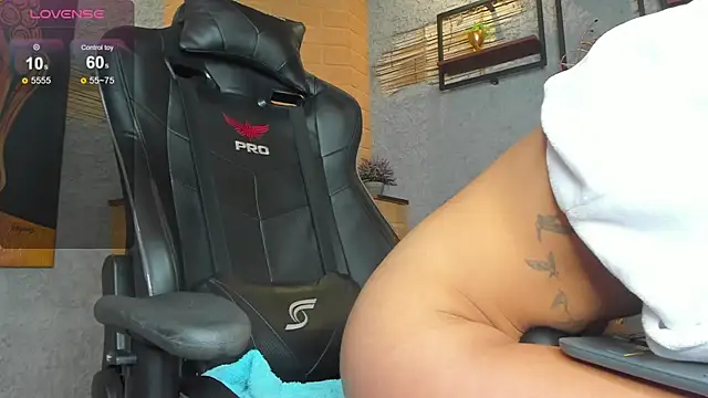 Snapshot of LiaWood_ chatting on February 9, 2025, 2:18 pm LiaWood online show from February 9, 2025, 2:18 pm