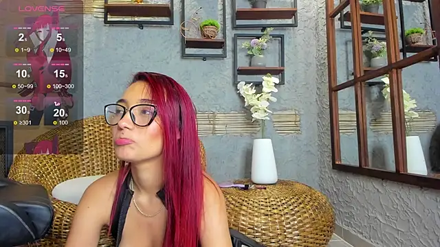 Snapshot of LiaWood_ chatting on February 14, 2025, 1:13 am LiaWood online show from February 14, 2025, 1:13 am