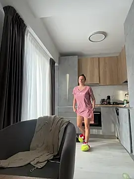 deliaroyal online show from November 12, 2025, 1:15 pm