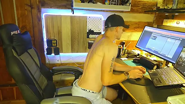 Snapshot of HARD_2QUIT chatting on October 11, 2025, 9:43 am HARD 2QUIT online show from October 11, 2025, 9:43 am