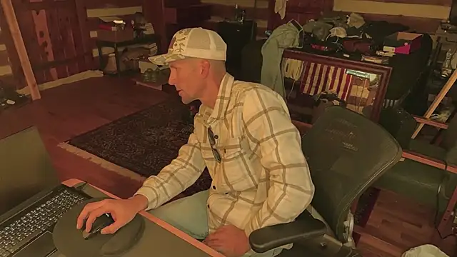 Snapshot of HARD_2QUIT chatting on December 22, 2024, 12:38 pm HARD 2QUIT online show from December 22, 2024, 12:38 pm