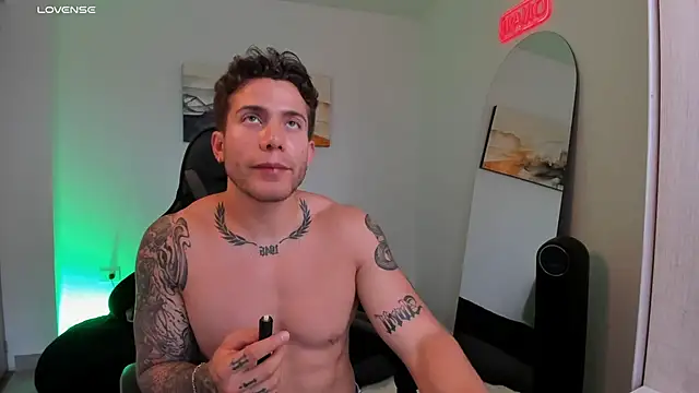 Snapshot of LucianSinclair chatting on February 9, 2025, 9:49 pm LucianSinclair online show from February 9, 2025, 9:49 pm