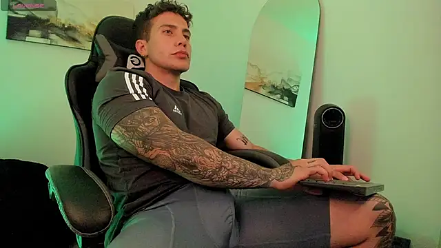 Snapshot of LucianSinclair chatting on January 20, 2025, 11:21 pm LucianSinclair online show from January 20, 2025, 11:21 pm