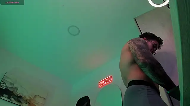 Snapshot of LucianSinclair chatting on February 22, 2025, 2:28 am LucianSinclair online show from February 22, 2025, 2:28 am