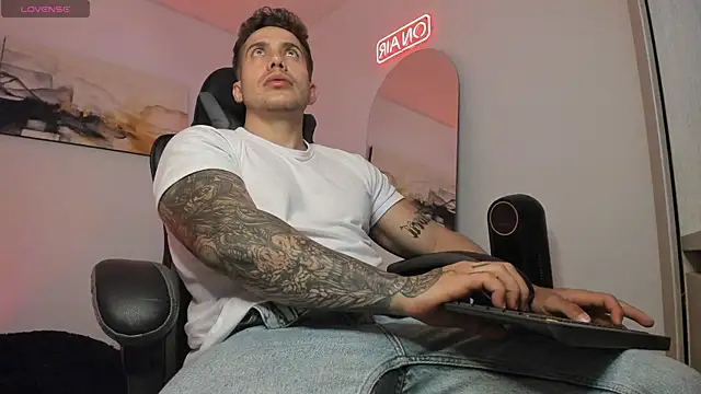 Snapshot of LucianSinclair chatting on December 27, 2024, 12:39 am LucianSinclair online show from December 27, 2024, 12:39 am