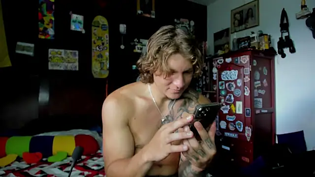 Snapshot of Tom_Krakow chatting on October 24, 2025, 8:52 pm Tom Krakow online show from October 24, 2025, 8:52 pm