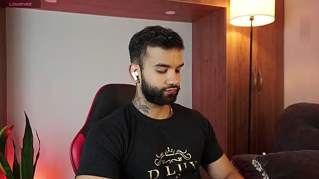 MarkHazze online show from November 18, 2025, 11:37 pm