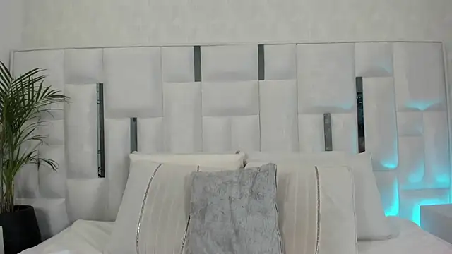 Snapshot of imkrystall chatting on January 13, 2026, 8:24 pm imkrystall online show from January 13, 2026, 8:24 pm