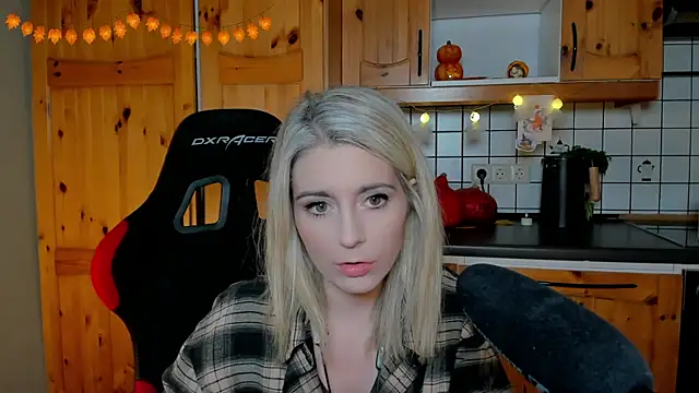 Lisaonthemoon online show from October 25, 2025, 7:36 pm