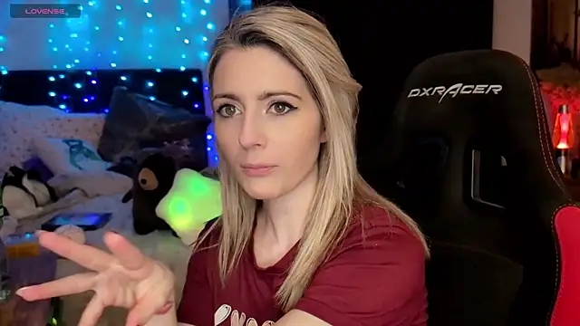 Lisaonthemoon online show from April 22, 2026, 5:09 pm