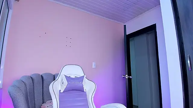 Snapshot of lili_turner chatting on February 19, 2025, 1:39 pm lili turner online show from February 19, 2025, 1:39 pm