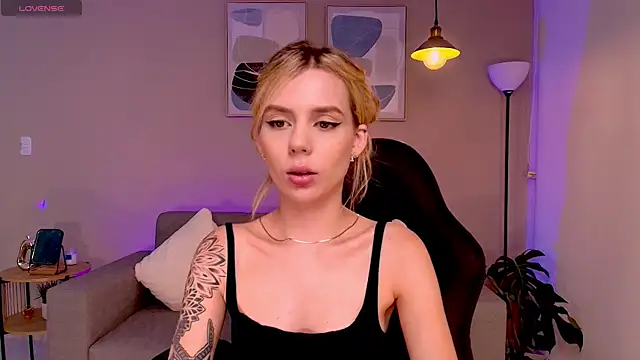 Snapshot of MirandaShaw chatting on January 13, 2025, 11:49 pm MirandaShaw online show from January 13, 2025, 11:49 pm