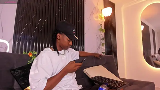 Snapshot of BRYXXXON1 chatting on February 6, 2025, 12:04 pm BRYXXXON1 online show from February 6, 2025, 12:04 pm