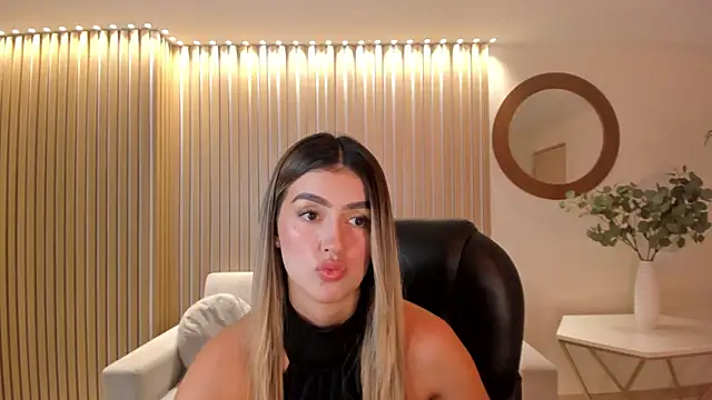 Snapshot of PaulinaSantos_ chatting on March 21, 2025, 7:24 pm PaulinaSantos online show from March 21, 2025, 7:24 pm