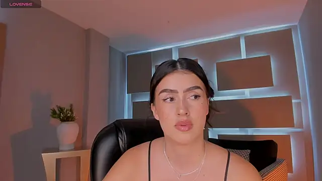 Snapshot of PaulinaSantos_ chatting on May 13, 2026, 6:37 pm PaulinaSantos online show from May 13, 2026, 6:37 pm