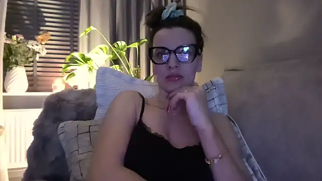 SweetMonicaUK online show from March 21, 2026, 9:51 pm