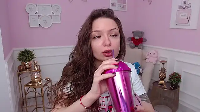 LucySkilar online show from February 5, 2026, 5:47 am