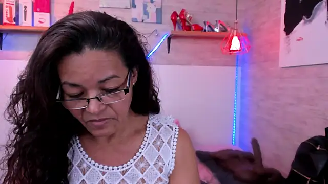 Snapshot of MaturePure chatting on November 13, 2025, 7:40 pm MaturePure online show from November 13, 2025, 7:40 pm