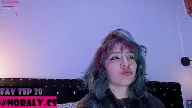 Snapshot of hey_noraly chatting on April 12, 2026, 4:05 am hey noraly online show from April 12, 2026, 4:05 am