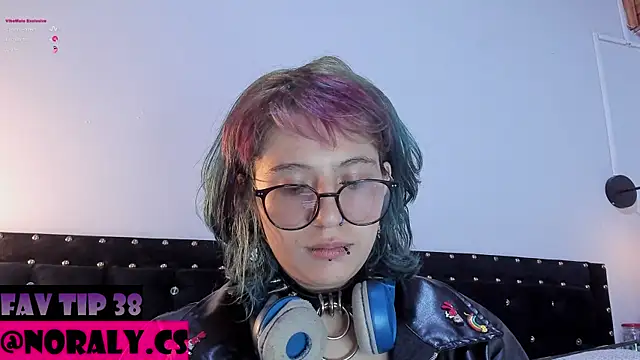 Snapshot of hey_noraly chatting on April 11, 2026, 4:09 am hey noraly online show from April 11, 2026, 4:09 am