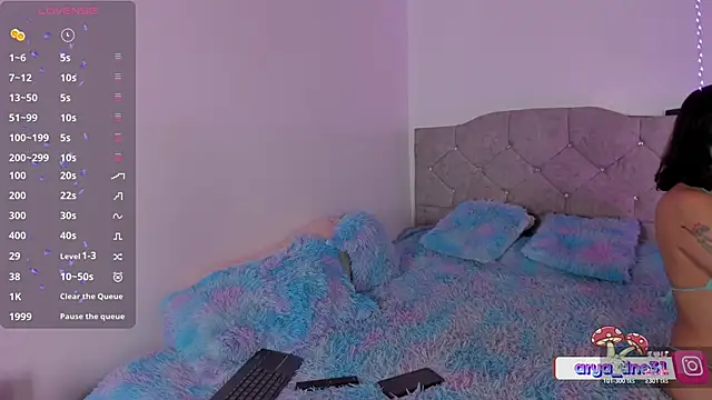 Snapshot of arysUwU chatting on November 7, 2025, 1:32 am arysUwU online show from November 7, 2025, 1:32 am