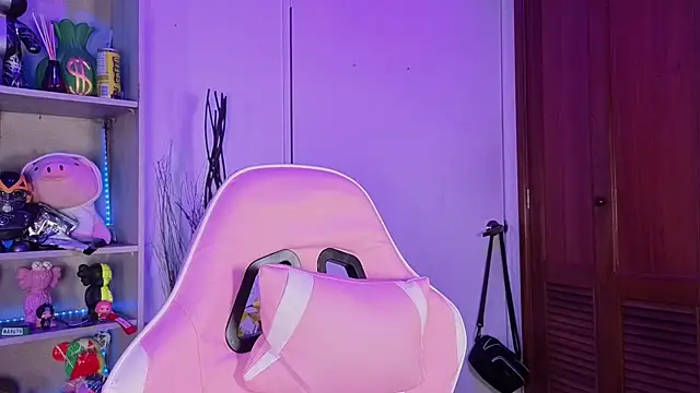 EmilyMiller  online show from September 24, 2025, 5:19 pm