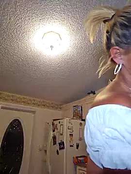 Snapshot of Dixiefaye_Pika chatting on November 27, 2025, 1:39 am Dixiefaye Pika online show from November 27, 2025, 1:39 am