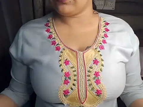 Snapshot of Trezza chatting on October 24, 2025, 11:37 pm Trezza online show from October 24, 2025, 11:37 pm