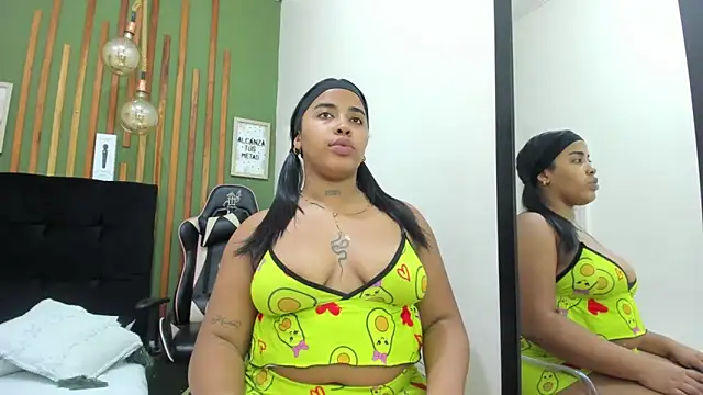 Snapshot of AichaBrown chatting on September 20, 2025, 4:39 am AichaBrown online show from September 20, 2025, 4:39 am