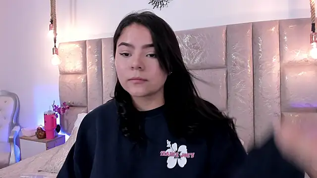 Snapshot of Oriana_Guzman chatting on July 2, 2026, 3:23 am Oriana Guzman online show from July 2, 2026, 3:23 am