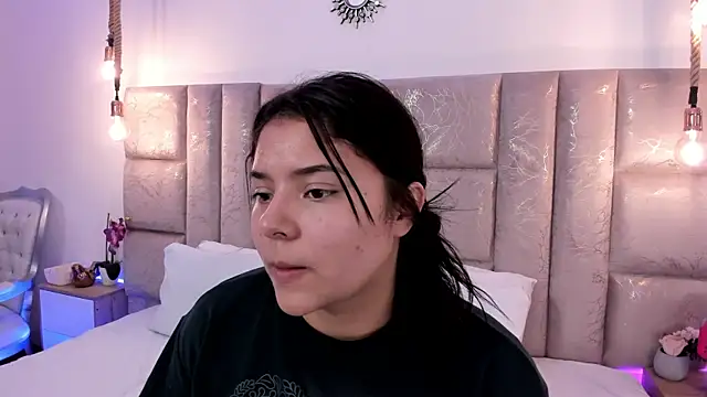 Snapshot of Oriana_Guzman chatting on June 26, 2026, 2:28 am Oriana Guzman online show from June 26, 2026, 2:28 am