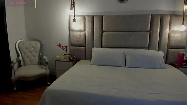 Snapshot of Oriana_Guzman chatting on July 29, 2026, 11:04 pm Oriana Guzman online show from July 29, 2026, 11:04 pm