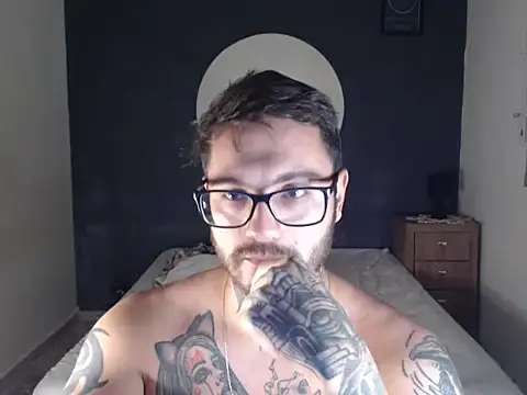 Snapshot of clark_r chatting on November 17, 2025, 12:36 am clark r online show from November 17, 2025, 12:36 am