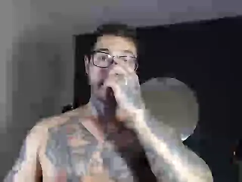 Snapshot of clark_r chatting on December 15, 2025, 11:53 pm clark r online show from December 15, 2025, 11:53 pm