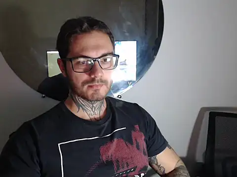 Snapshot of clark_r chatting on April 2, 2026, 12:07 am clark r online show from April 2, 2026, 12:07 am