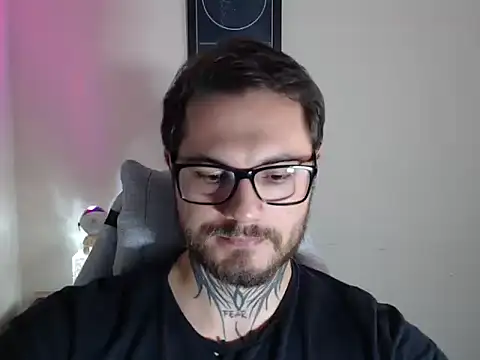 Snapshot of clark_r chatting on April 28, 2026, 12:09 am clark r online show from April 28, 2026, 12:09 am