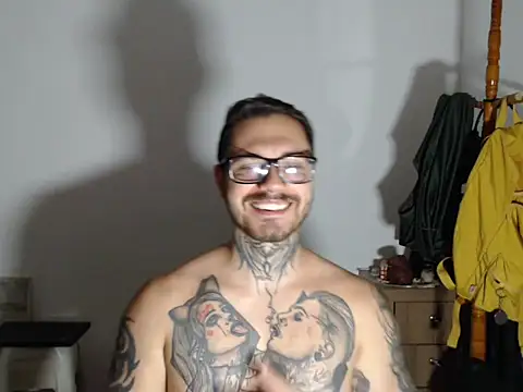 Snapshot of clark_r chatting on January 16, 2026, 12:47 am clark r online show from January 16, 2026, 12:47 am