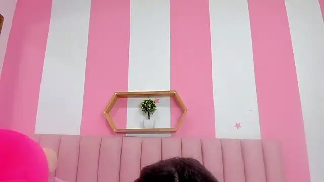 Snapshot of ISABELLA_020 chatting on February 9, 2026, 11:52 am ISABELLA 020 online show from February 9, 2026, 11:52 am