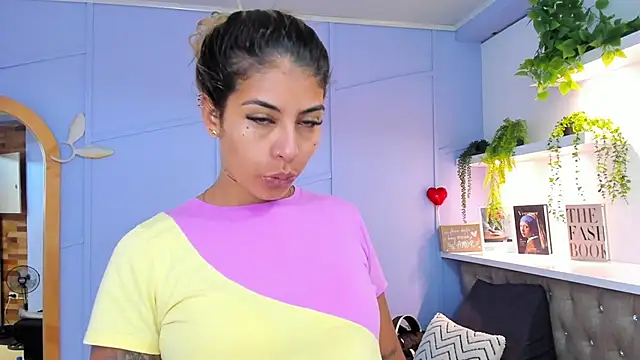 Snapshot of Georgina-coule chatting on March 11, 2025, 12:06 pm Georgina-coule online show from March 11, 2025, 12:06 pm