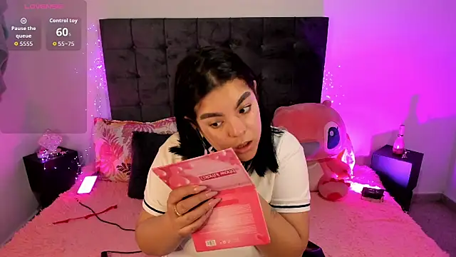 Snapshot of Kylie2211 chatting on October 26, 2025, 9:04 pm Kylie2211 online show from October 26, 2025, 9:04 pm