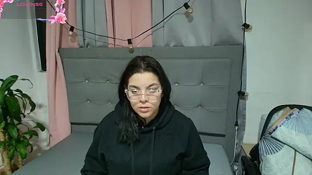 Snapshot of Kylie2211 chatting on November 25, 2025, 2:23 am Kylie2211 online show from November 25, 2025, 2:23 am