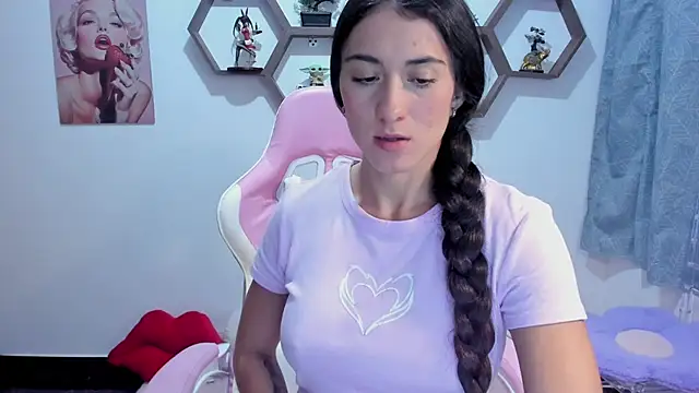 Snapshot of SharonSander chatting on February 4, 2026, 11:55 pm SharonSander online show from February 4, 2026, 11:55 pm