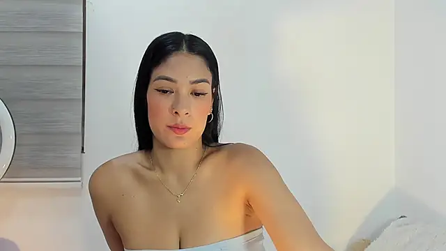 Snapshot of bella_hadid1_ chatting on March 3, 2026, 8:32 am bella hadid1 online show from March 3, 2026, 8:32 am