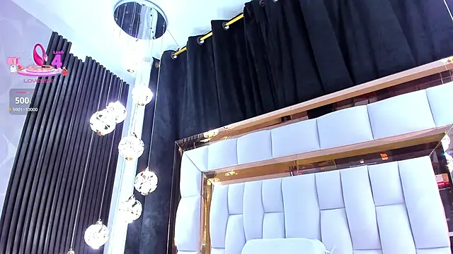 SarayRoyse online show from April 9, 2026, 7:42 pm