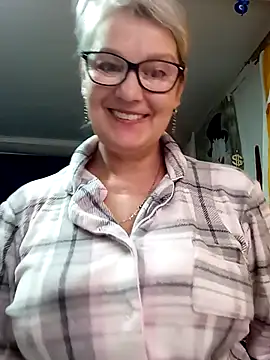 Snapshot of irinamaux chatting on May 22, 2026, 6:44 am irinamaux online show from May 22, 2026, 6:44 am